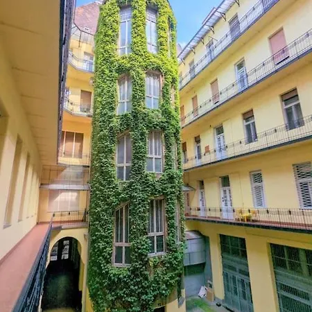 Apartment Stylish & Cozy - Purple Budapest