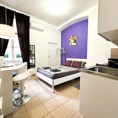 Apartment Stylish & Cozy - Purple Budapest